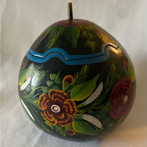 Gorgeous Vintage Folk Art Hand Painted Floral Gourd Trinket Box with Lid - Picture 15 of 16
